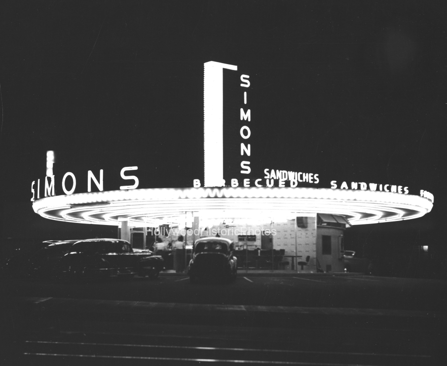 Simons DriveIn 1942 Roxbury Dr and Wilshire Blvd.jpg